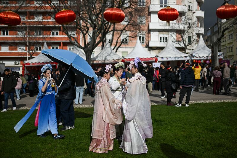 2025年2月1日,葡萄牙首都里斯本,年轻的女士们专着传统中国服装参加中国农历春节的庆祝活动。